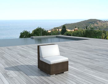 Chauffeuse COPA en résine couleur chocolat et coussins tissu blanc écru