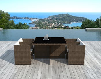 Ensemble de Repas LIMA 5 pièces 115x115cm en résine tressée couleur chocolat et coussins tissu blanc écru