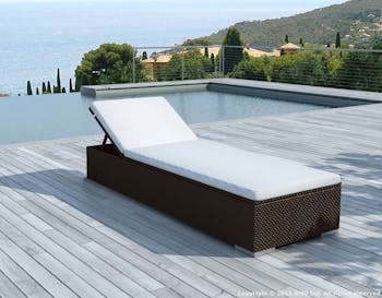 Bain de Soleil à roulettes DOLCE en résine tressée couleur chocolat et coussins tissu blanc écru