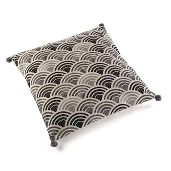 Coussin épais graphique camaieu de gris motif éventails 4 pompons 45x45cm
