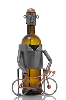 Porte bouteille Cycliste avec son vélo et son casque sur la tête en métal 24xH18cm - Coloris alu et cuivre