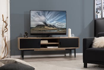 Meuble TV en Acacia massif couleur naturelle 2 portes coulissantes noires, 2 niches et pieds métal 165x45x55cm PALMEIRA