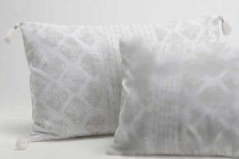 Coussin rectangle housse 100% coton écru avec motifs gris et pompons 30X50cm