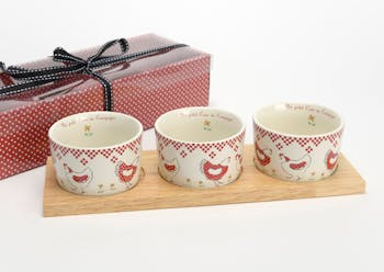 Coffret de 3 Bols Poule "Un petit Coin de Campagne" procelaine rouge et écru, sur plateau bois
