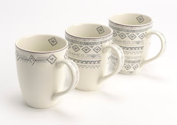 Coffret Steppe de 3 Mugs à anse en porcelaine écrue avec motifs linéaires et liseré supérieur couleur bordeaux