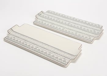 Lot de 2 Plateaux Steppe en porcelaine écrue avec motifs linéaires et liseré couleur bordeaux