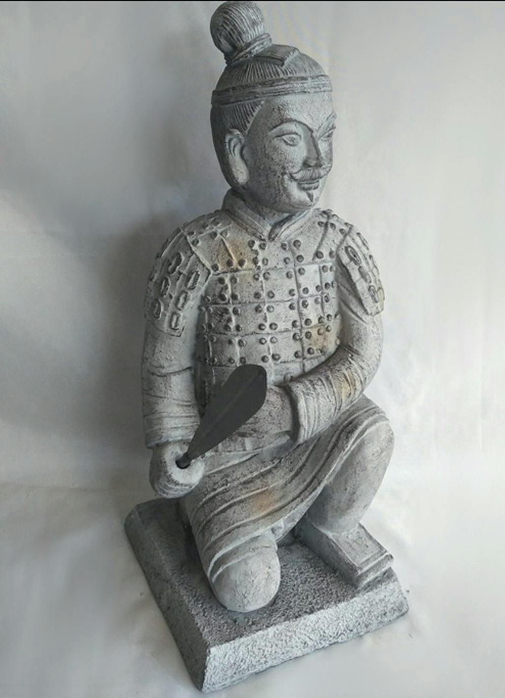 Statue Guerrier de Xian en fibre grisée aspect vieilli, tenant une épée dans la main droite H59cm