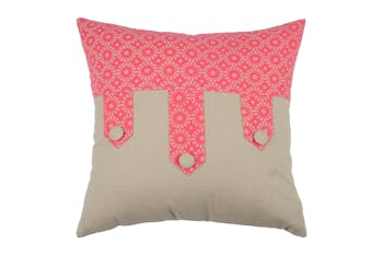 Coussin couleur lin et décor floral fuschia avec boutons 40x40cm 100% coton LOLITA FUSCHIA
