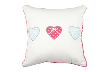 Coussin Charme écru décor coeurs brodés bleu et rouge à pois et passepoil rouge 40x40cm 100% coton BAILEY