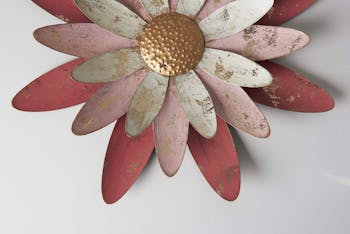 Décoration murale en métal marguerite corail et rose