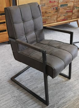 Chaise avec accoudoirs en tissu gris foncé capitonné quadrillé et pieds métal 55x65x90cm KERALA