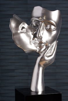 Sculpture moderne "Amore" argent brillant socle noir