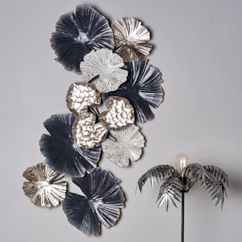 Décoration murale en métal composition fleurs argent
