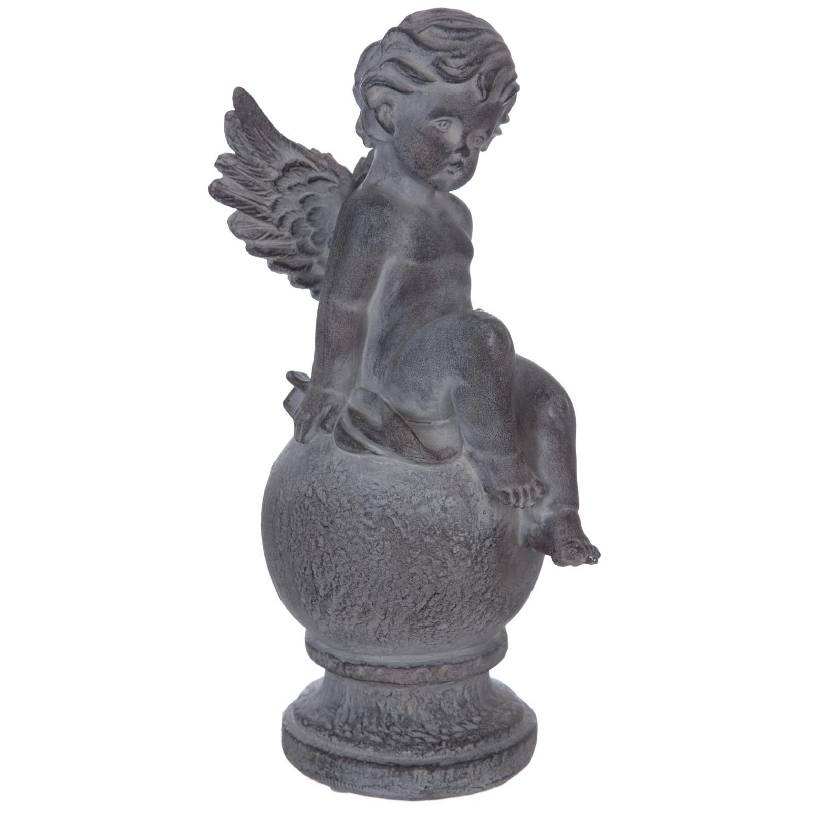 Ange en résine grise assis sur boule 21x17xH40cm