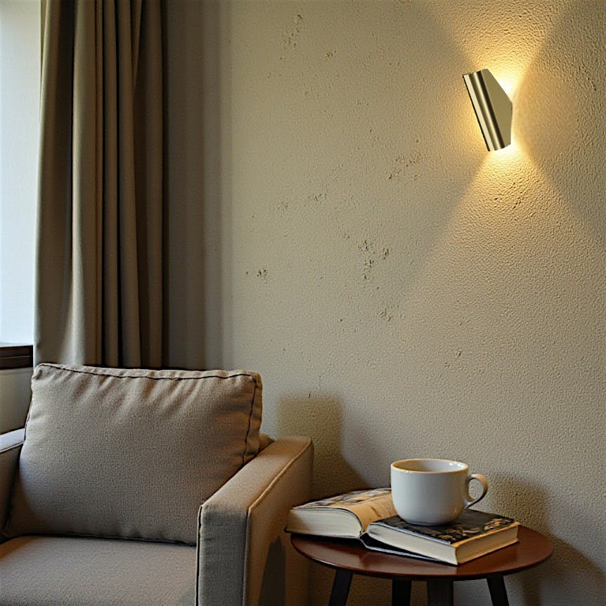 Applique murale dorée – forme pliée, éclairage haut bas MESA