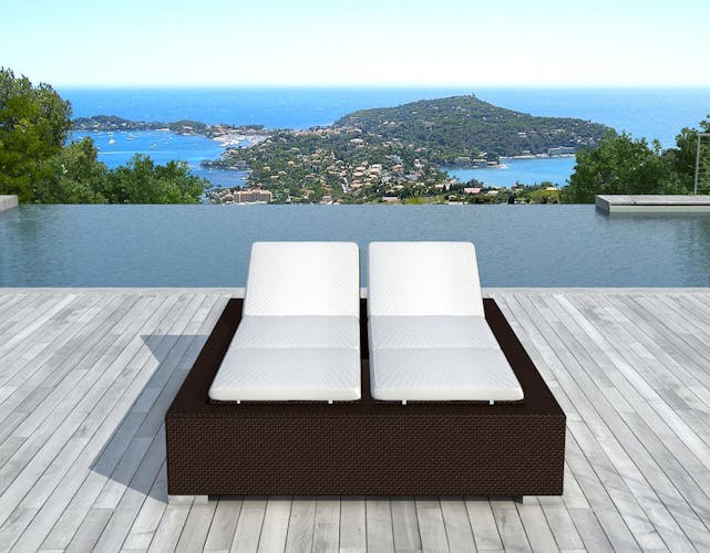 Bain de Soleil Double DARWIN en résine tressée couleur chocolat et coussins tissu blanc écru