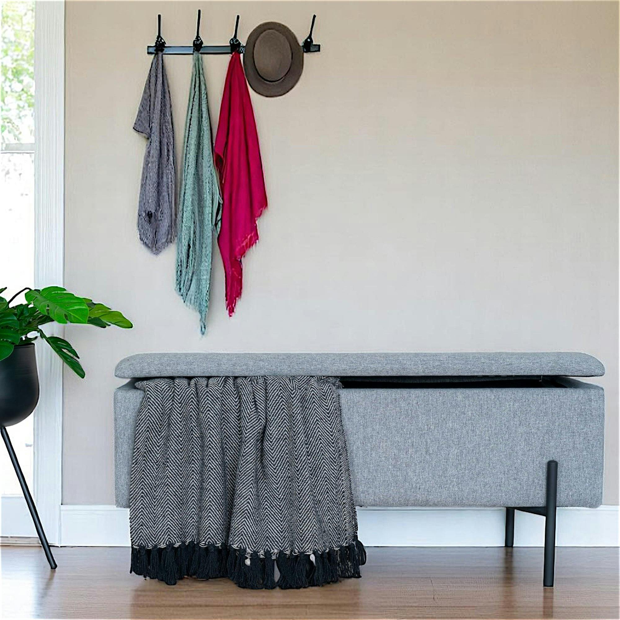 Banc coffre gris clair avec pieds en métal noir BRUGES