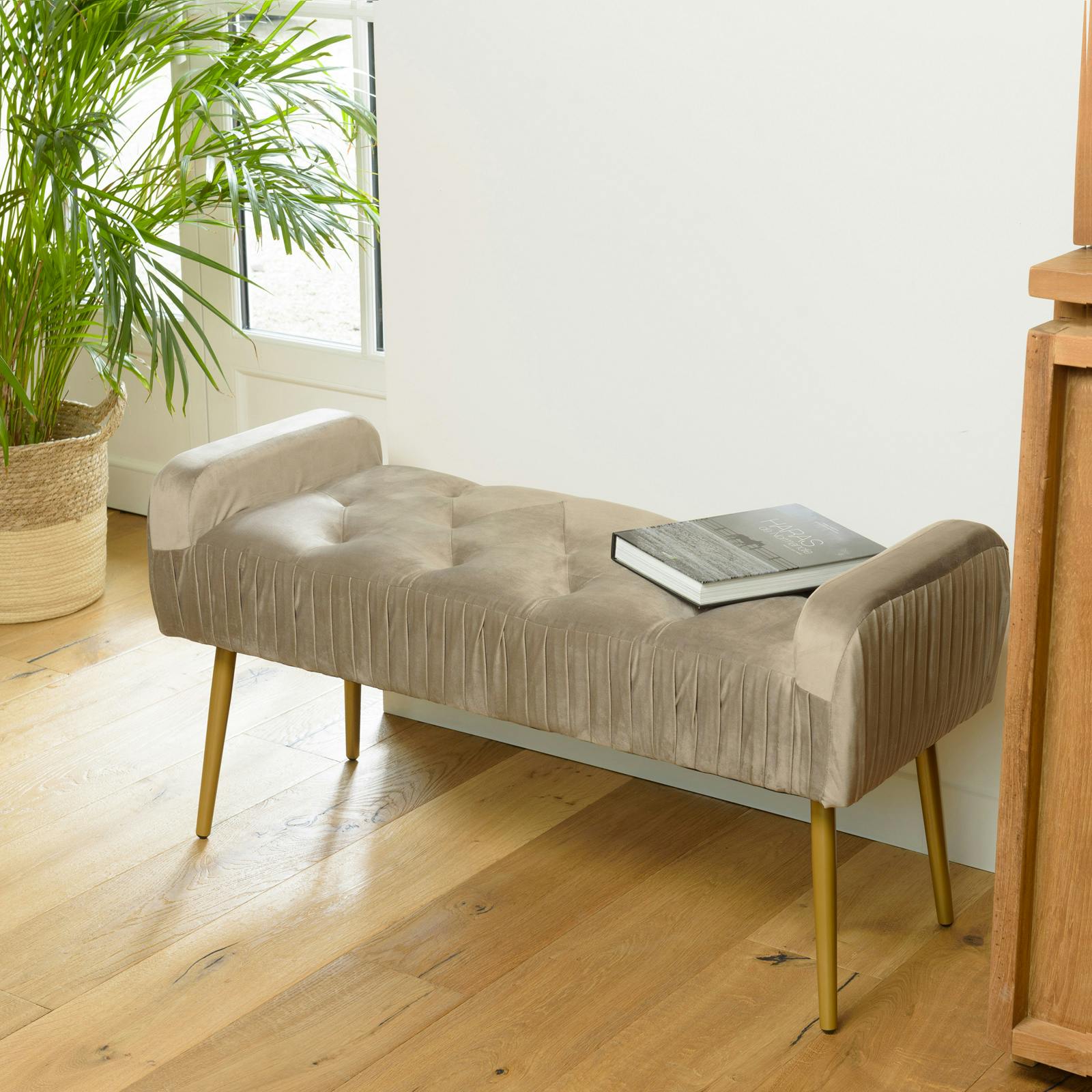 Banc de lit en velours taupe et pieds dorés TIM