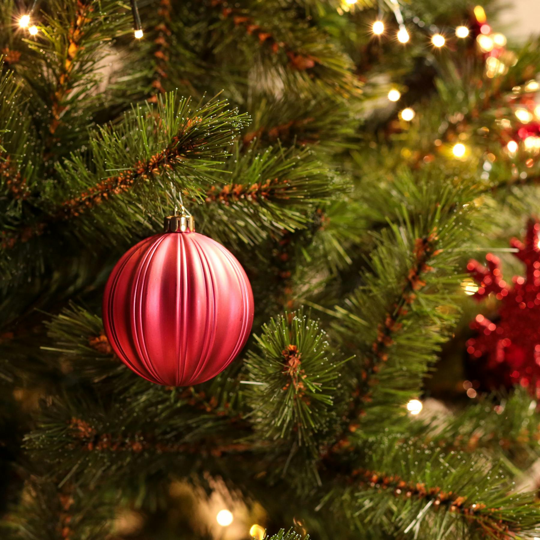 Boite de 25 décors de Noël tons rouges