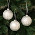 Boite de 3 boules blanches décor arbre de Noël