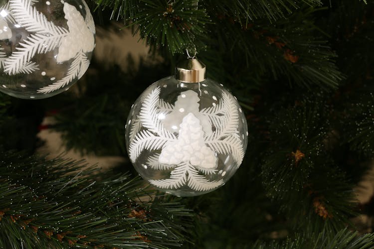 Boite de 3 boules blanches décor feuilles de Noël