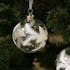 Boite de 3 boules blanches décor feuilles de Noël