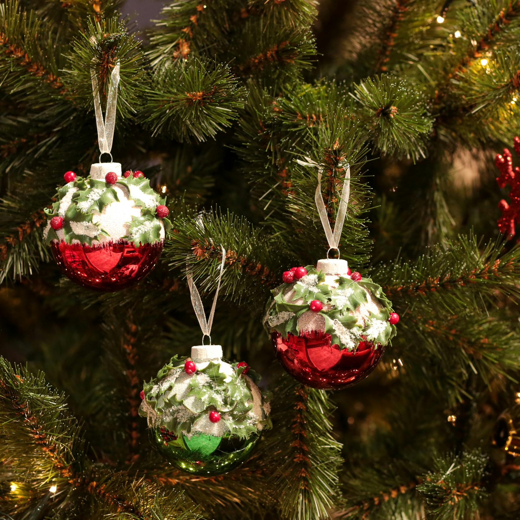 Boules de Noël en verre décor houx en relief (boîte de 3)