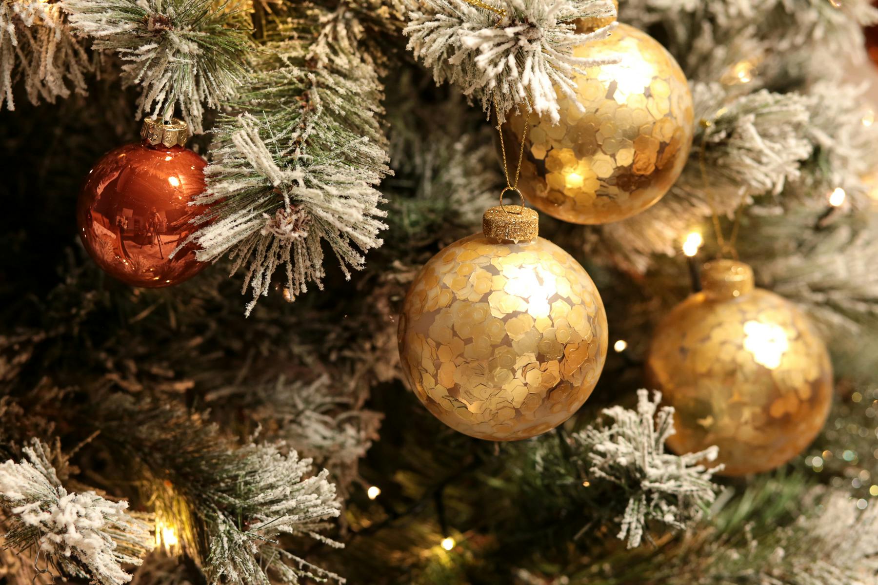 Boules de Noël dorées avec confettis (boîte de 3 boules en verre)