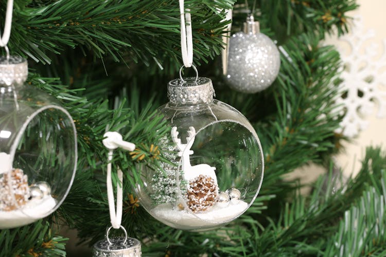Boite de 3 boules de Noël ouvertes décor renne