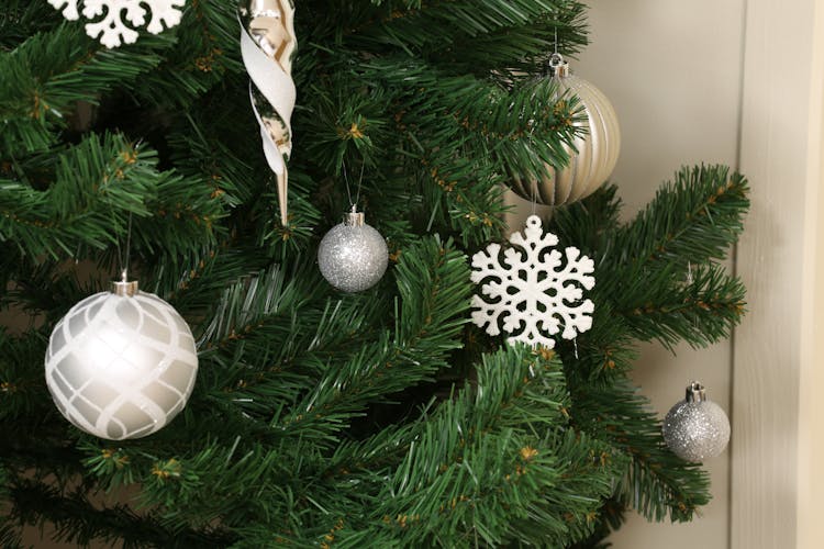 Boite de 50 décors de Noël tons argentés