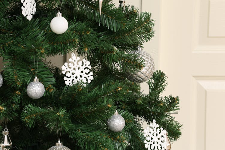 Boite de 50 décors de Noël tons argentés