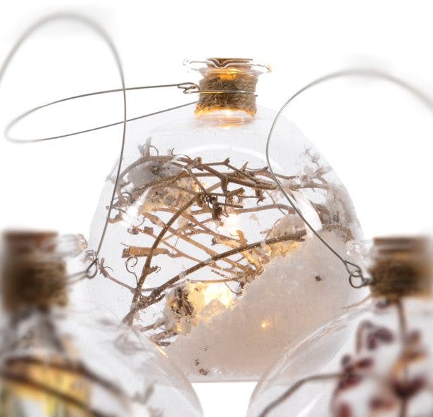 Boule en verre avec LED décor branches D10cm