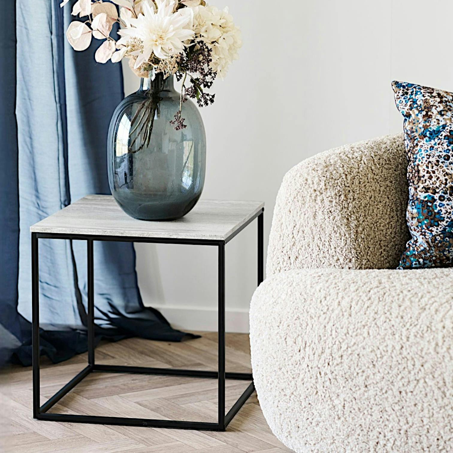 Bout de canapé cube effet travertin VARDE