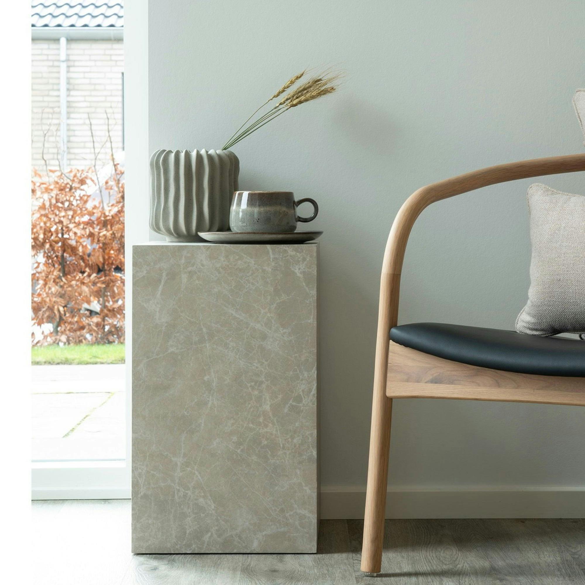 Bout de canapé design - forme haute, effet marbre beige TRINITE