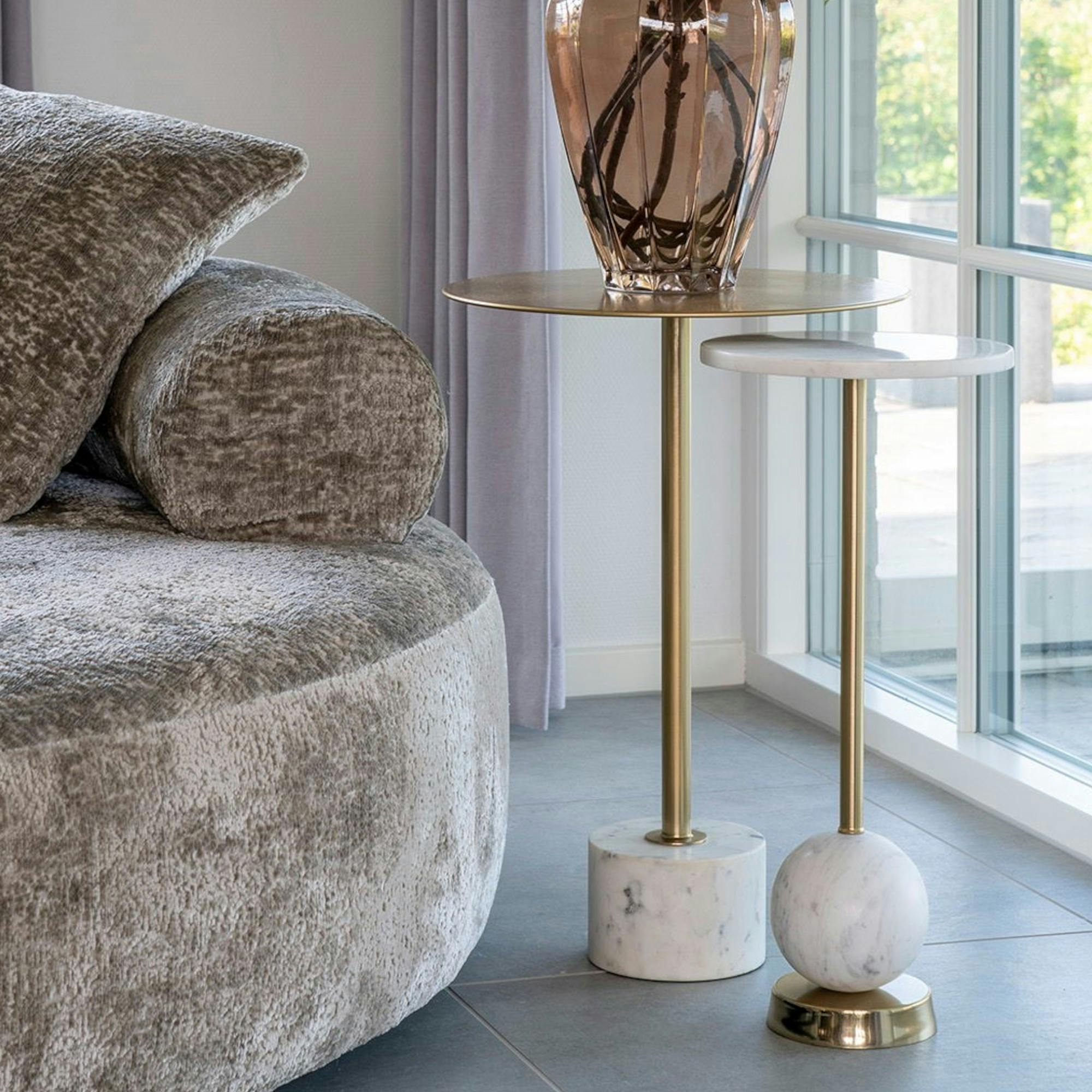 Bout de canapé design - plateau en marbre et base globe Ø25 cm TALLINN