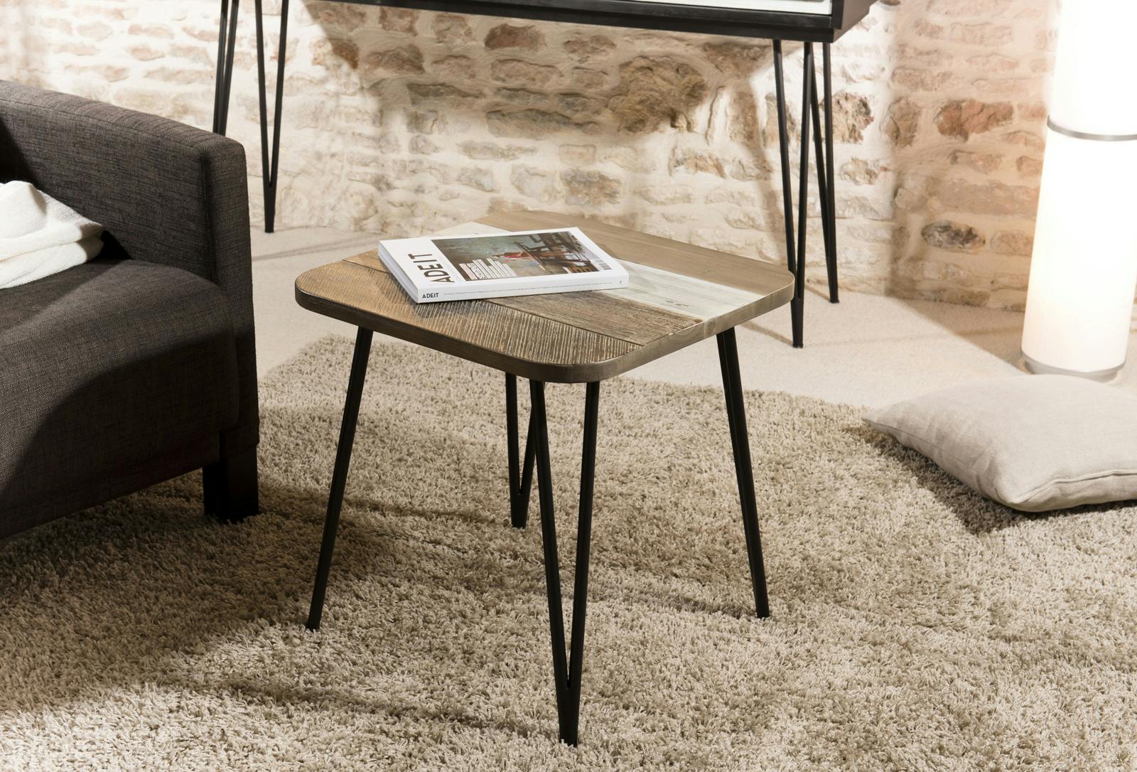 Bout de canapé en Acacia massif noir bandes teintes variées et pieds métal noir 50x50x51cm CADIX
