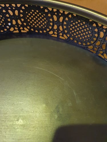 Bout de canapé métal couleur bronze motifs ajourés petit modèle