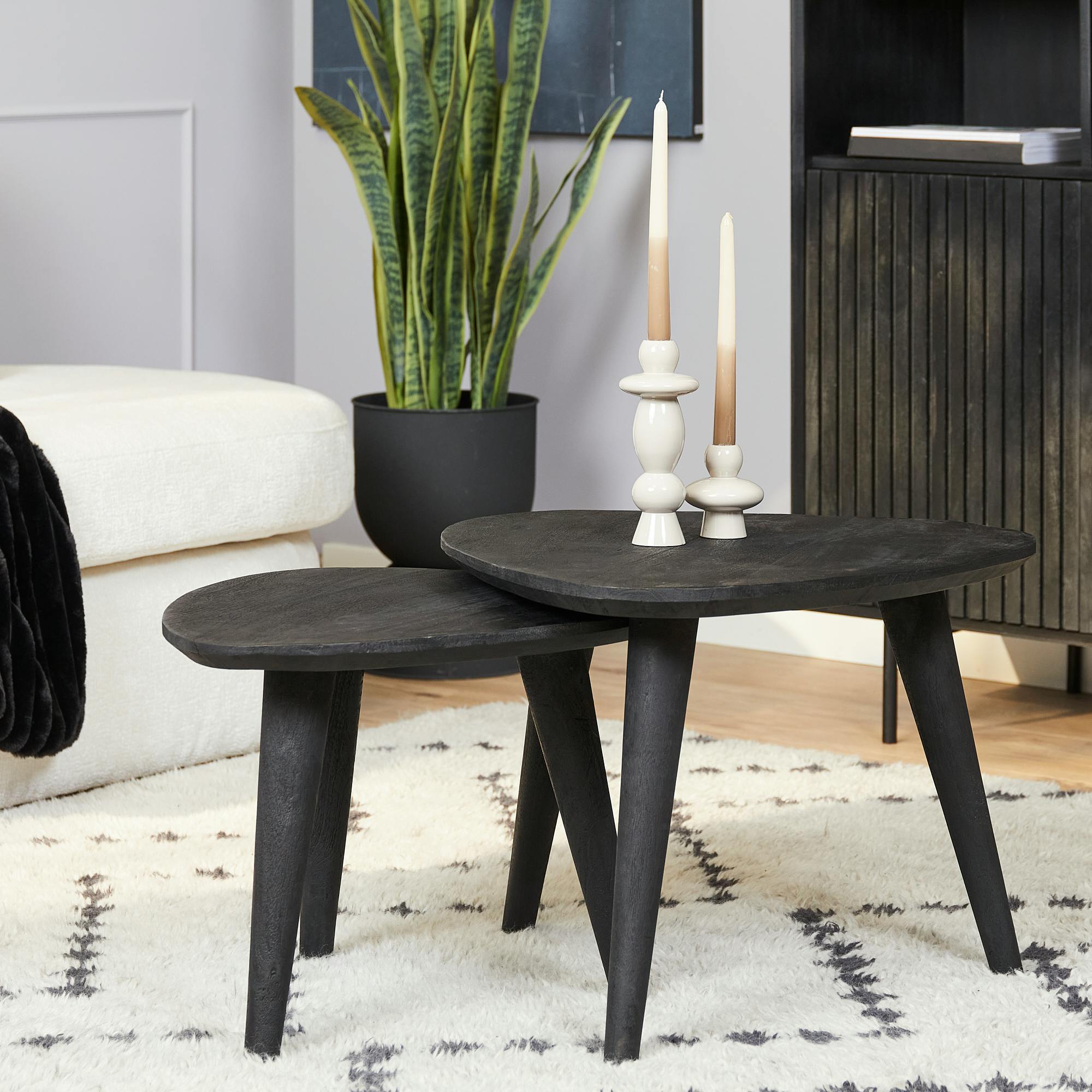 Bout de canapé noir design triangle en bois de manguier (lot de 2) ALMA