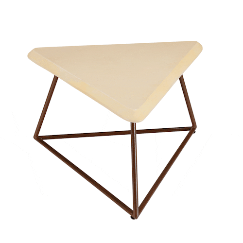 Bout de canapé plateau triangulaire en béton beige BRASILIA