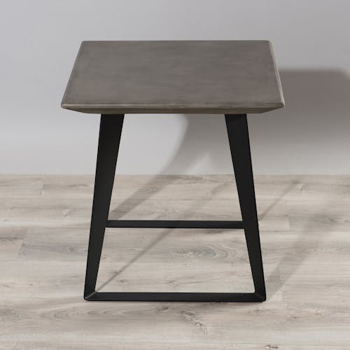 Bout de Canapé / Table d'Appoint plateau Béton gris foncé et pieds métal noir 50x50x52cm NEAL