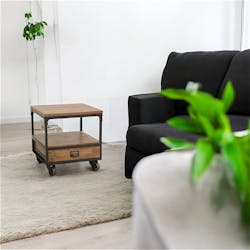 Bout de Canapé / Table de Chevet à roulettes 1 tiroir, double plateaux en Hévéa recyclé naturel et métal 50x50x55cm LOFT