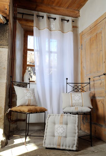 Brise bise motif baroque couleur lin et blanc avec dentelle et liseré jute et pompon 60x90cm 100% coton CHAMBORD