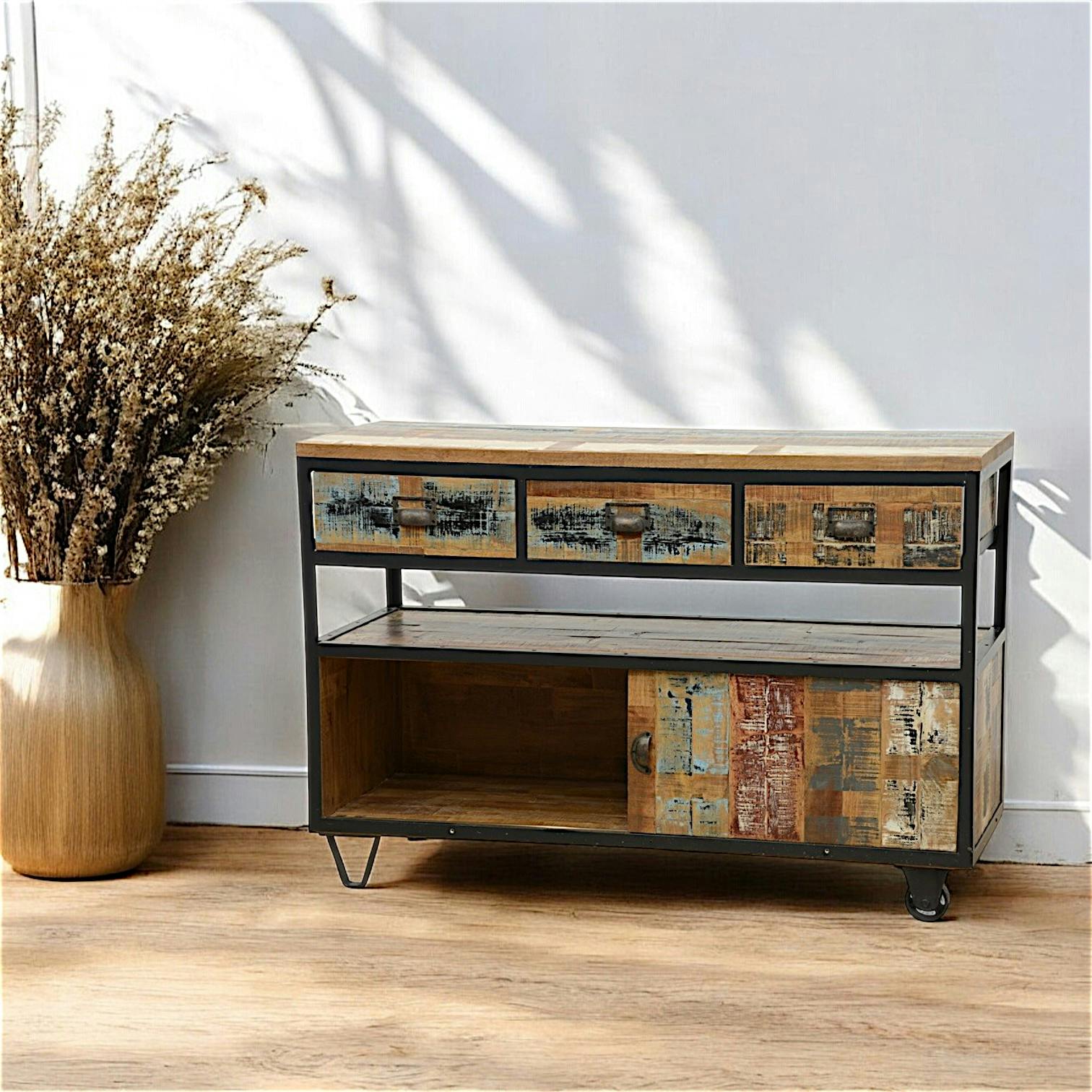 Buffet à roulettes 3 tiroirs, 1 porte coulissante, 1 niche ouverte en Hévéa recyclé coloré et métal 120x45x80cm LOFT COLORS