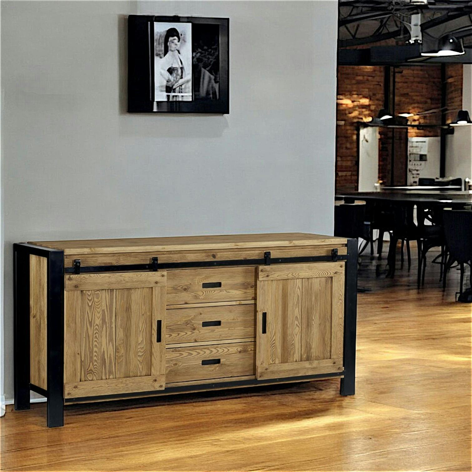 Grand buffet en bois et metal avec deux portes coulissantes de style industriel