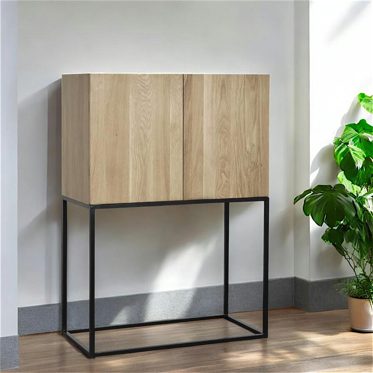 Petit buffet haut en bois massif gris et metal de style contemporain