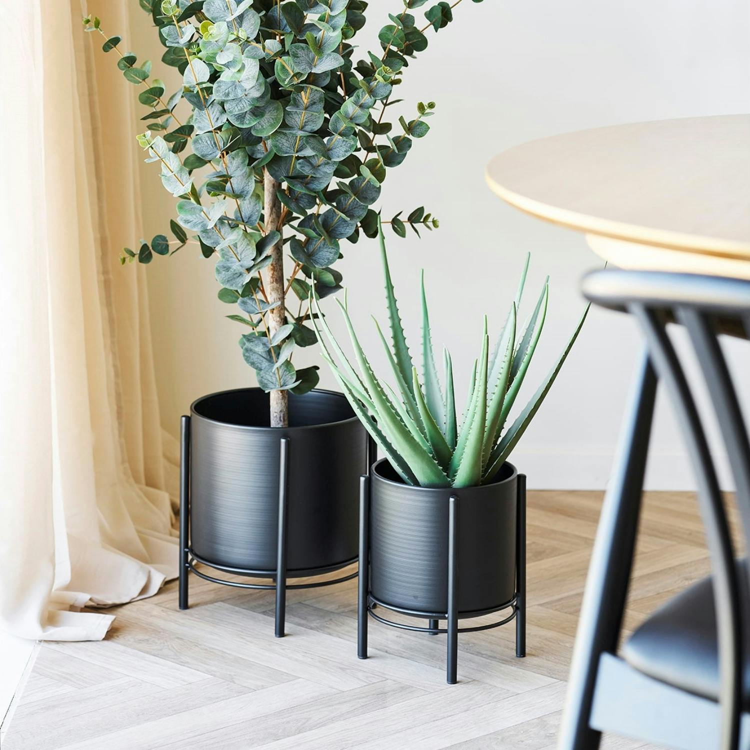 Cache-pot noir design sur petits pieds (lot de 2)