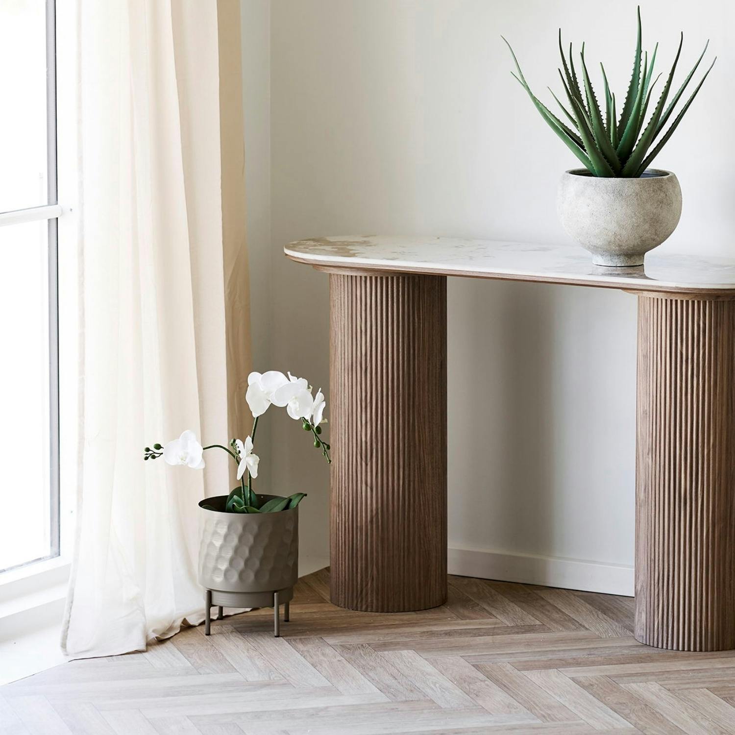 Cache-pot sur pied en métal bosselé marron