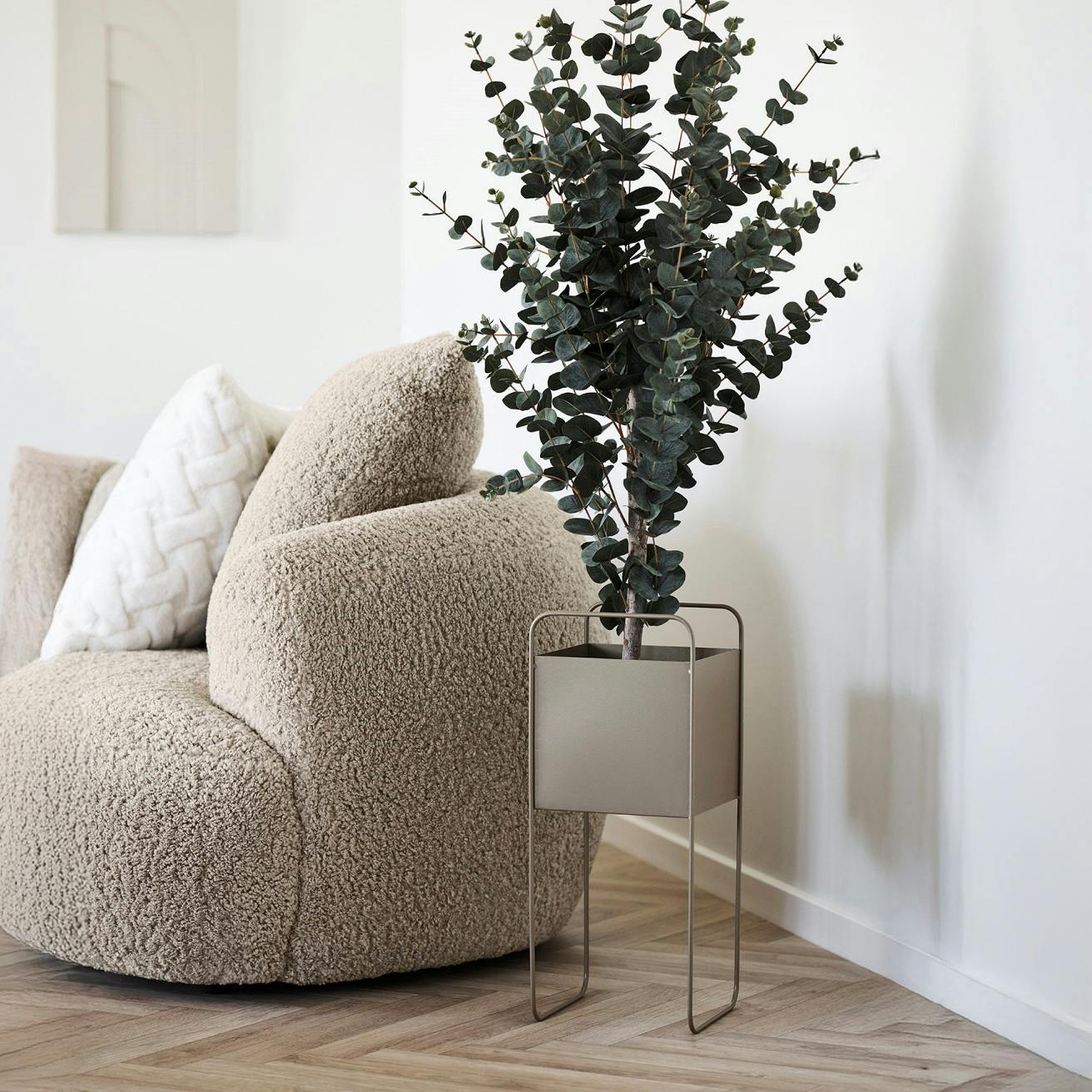 Cache-pot sur pied en métal marron à poignées