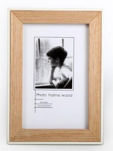 Cadre photo pour photo 10x15cm en bois naturel et bordure blanche