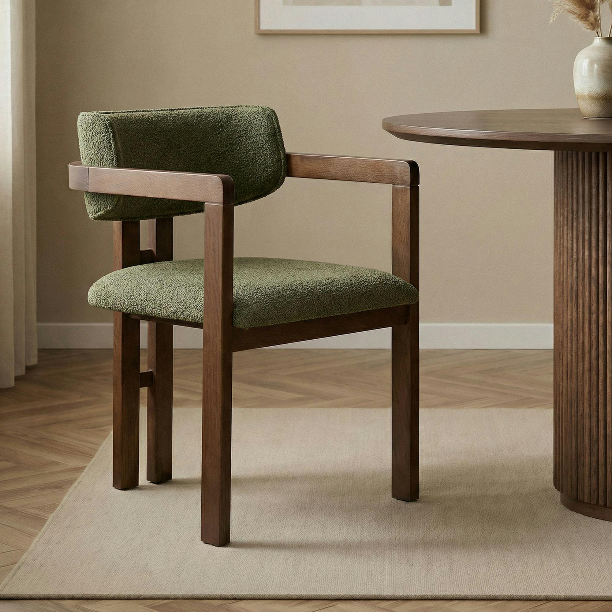 Chaise avec accoudoirs bois foncé et tissu vert MARFA
